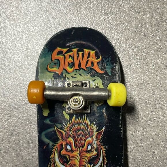 Tech Deck Mini Skateboard featuring Blind Seea Golden Bear - Picture 6 of 6
